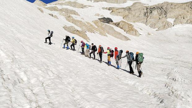 Türkiye’nin en yüksek ikinci zirvesine tırmandılar... Zirvede 25 dağcı