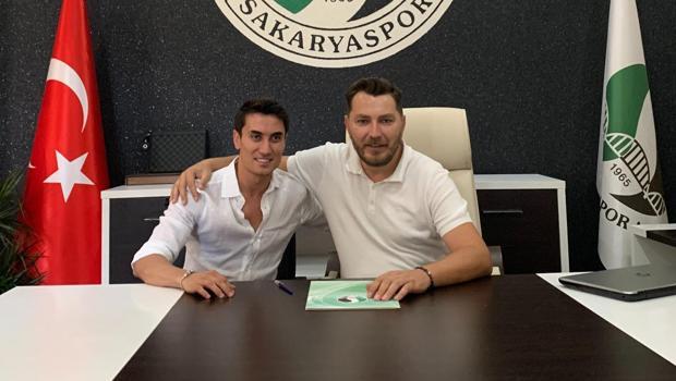 Transferin hızlı takımı Sakaryaspor'dan bir imza daha