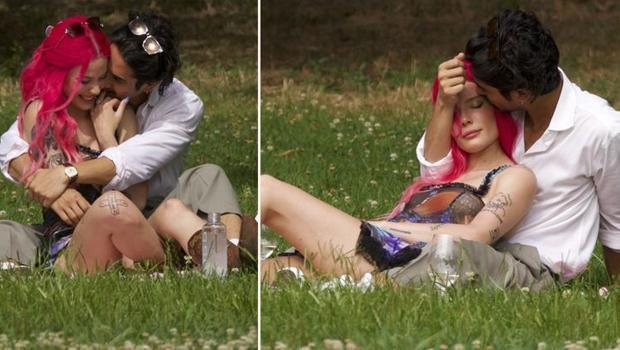 Parkta bir yaz günü aşka geldiler... Kendini sevgilisinin kollarına bıraktı 
