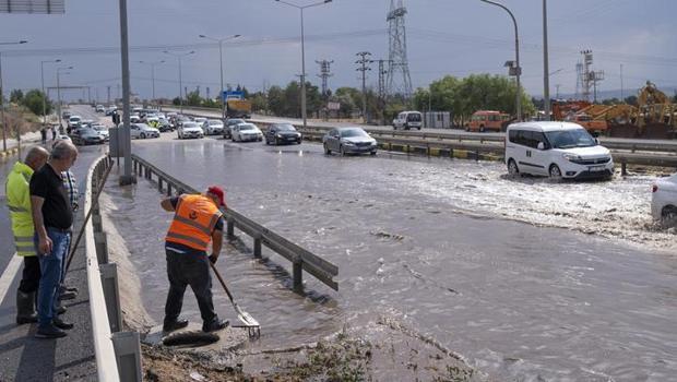 Sağanak hayatı olumsuz etkiledi! Ankara-Konya karayolu taşkın nedeniyle bir süre ulaşıma kapandı