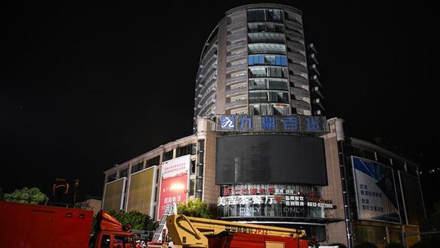 Çin’de 14 katlı alışveriş merkezinde çıkan yangında 16 kişi hayatını kaybetti