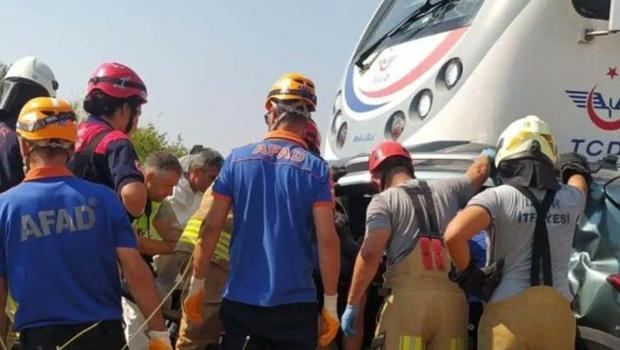 İzmir'de korkunç kaza! Yolcu treni, otomobile çarptı: 3 can kaybı