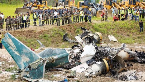 Yolcular öldü pilot kurtuldu: Nepal’de uçak düştü 18 ölü