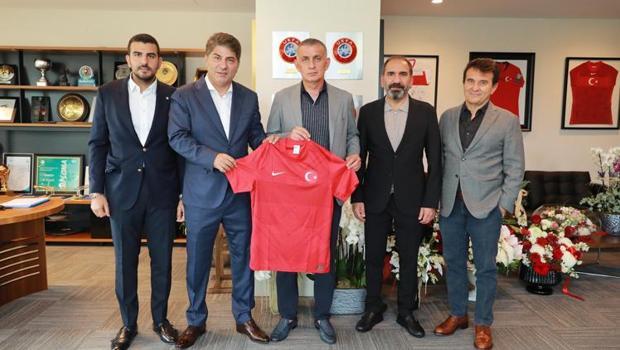 Fenerbahçeli yöneticilerden TFF Başkanı İbrahim Hacıosmanoğlu'na ziyaret