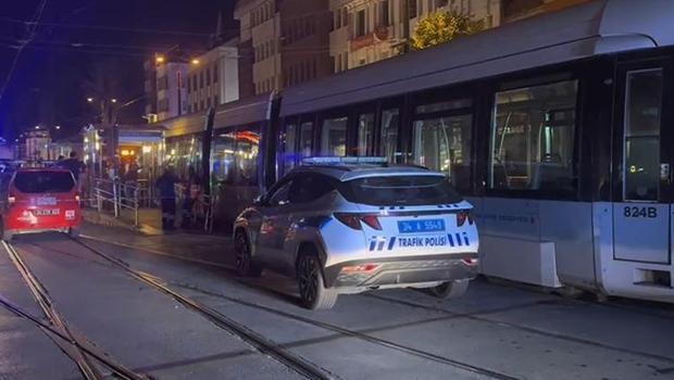 Fatih'te dengesini kaybederek raylara düşen bir kişi tramvayın altında kalarak hayatını kaybetti