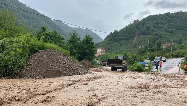 Trabzon'da sağanak yağış üç ilçede hayatı olumsuz etkiledi
