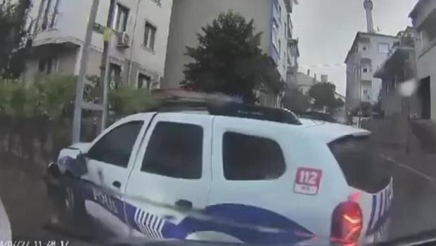 İstanbul'da otomobilin polis aracına çarptığı an kamerada