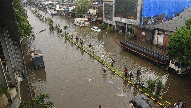 Hindistan'da şiddetli yağışlarla boğuşuyor! 56 kişi hayatını kaybetti