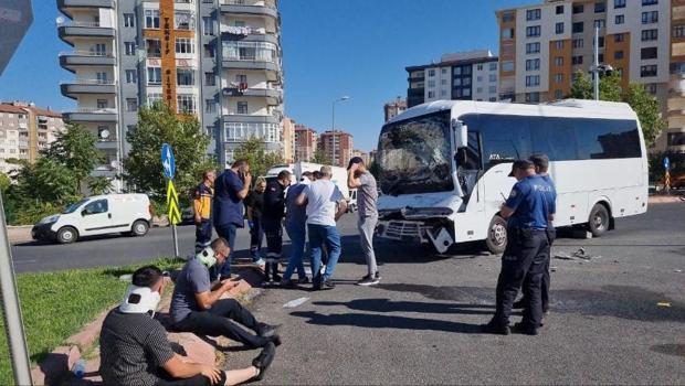 Kayseri Melikgazi'de işçi servisi ile kamyon çarpıştı: 10 yaralı