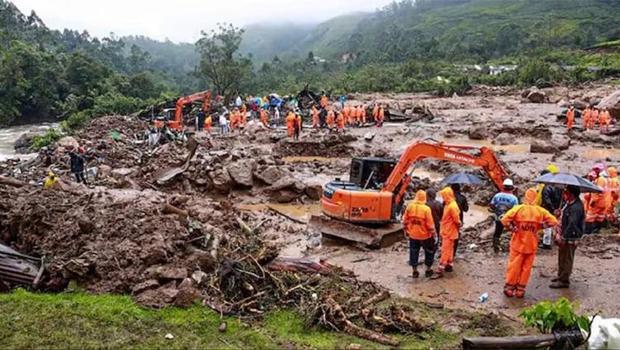 Hindistan'da aşırı yağışların yol açtığı heyelanda 36 kişi hayatını kaybetti