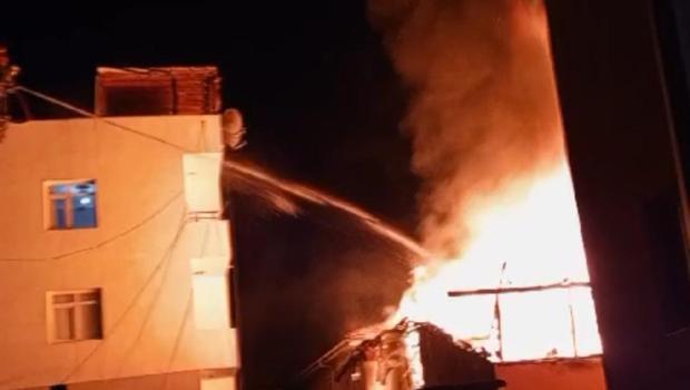 Pendik'te, kimyasal maddelerin depolandığı çatı alev alev yandı