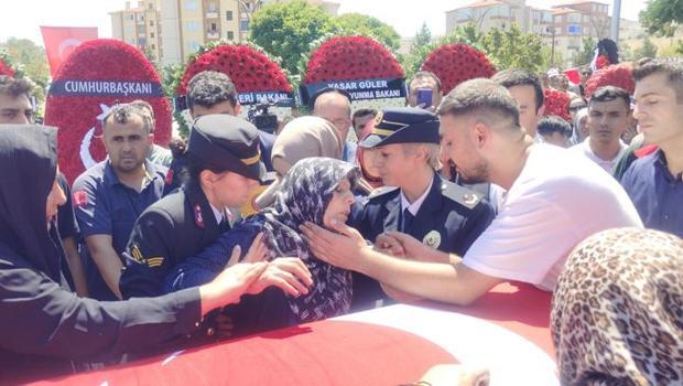 Şehit Astsubay Habip Murat Alp'e acı veda! Annesi cenaze törenine sedye ile getirildi