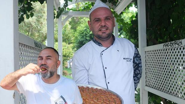 Duyunca kulağa bir tuhaf geliyor! Adanalı tatlıcı iki lezzeti birleştirdi: 'Hep acıyla yiyoruz, bu sefer tatlıyla yiyelim' dedik