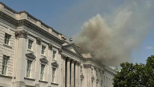 Londra'nın ünlü tarihi yapısı Somerset House'ta yangın