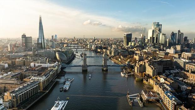 Londra'da çok katlı binada çıkan yangın