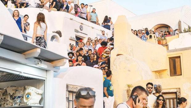 Santorini’de turist alarmı