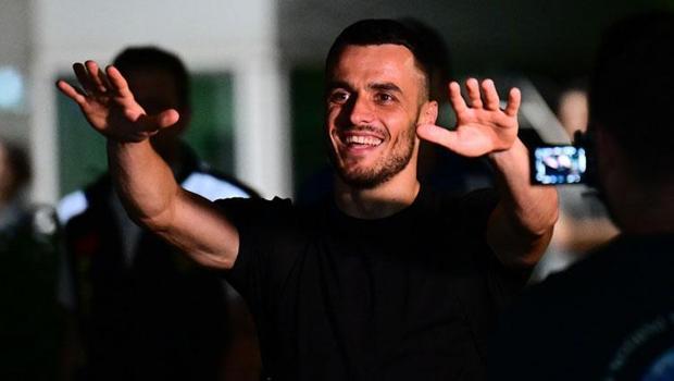 Filip Kostic, Fenerbahçe'de! Resmi açıklama sonrası İstanbul'a geldi