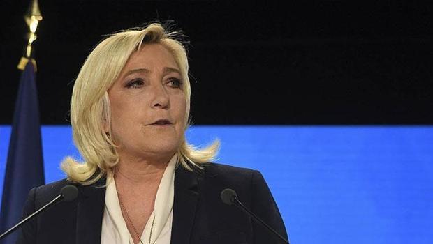 Le Pen'den Macron'a referandum çağrısı