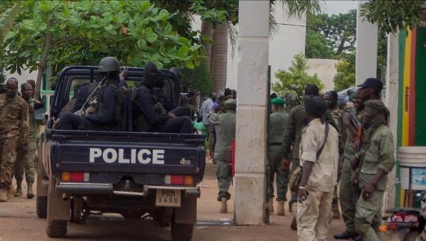 Mali diken üstünde! Bamako'da silah sesleri...