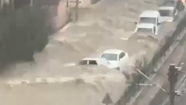 Adana'yı sağanak vurdu: Cadde ve sokaklar göle döndü