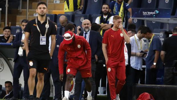 Fenerbahçe - Galatasaray oyuncuları sahaya çıktı! Michy Batshuayi...