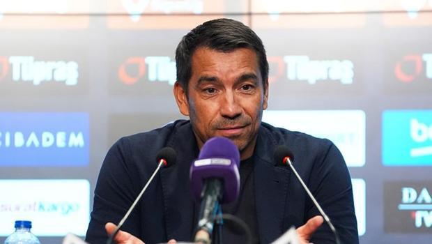 Van Bronckhorst'tan Galatasaray ve Fenerbahçe sözleri: Türk futbolu için bir kayıp oldu