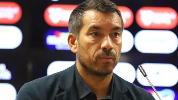 Van Bronckhorst: Beşiktaş’ta forma giyen her futbolcu sistemin önemli bir parçası