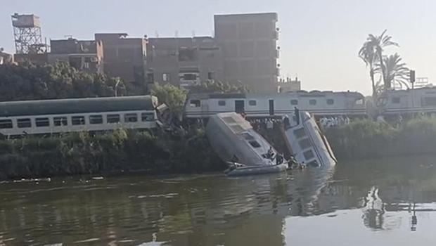 Mısır'da iki tren çarpıştı, vagonlar kanala yuvarlandı!