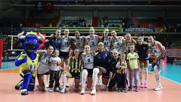 Fenerbahçe ve Eczacıbaşı dev kupa için sahada