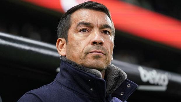 Son dakika: Beşiktaş'ta Giovanni van Bronckhorst ile yollar ayrıldı