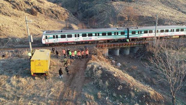 Ankara'da yolcu treni raylara düşen kayaya çarptı: 1 yaralı