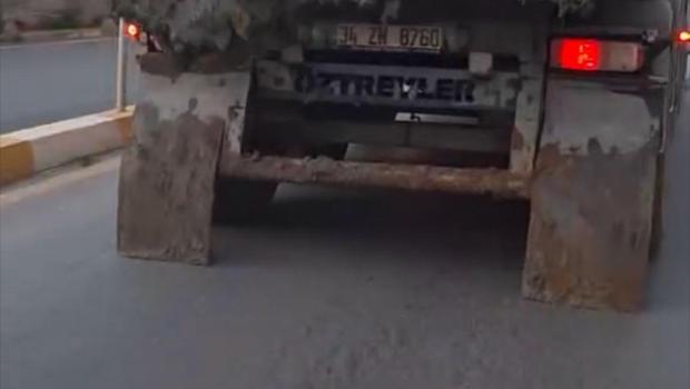 Hafriyat kamyonu çamur dökerek ilerledi, yol kapandı