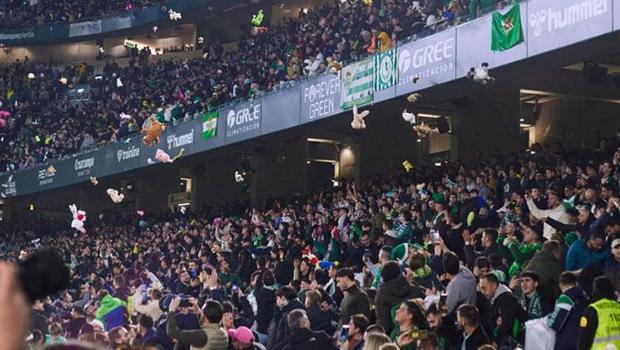 Real Betis taraftarlarından geleneksel 'oyuncak yağmuru'