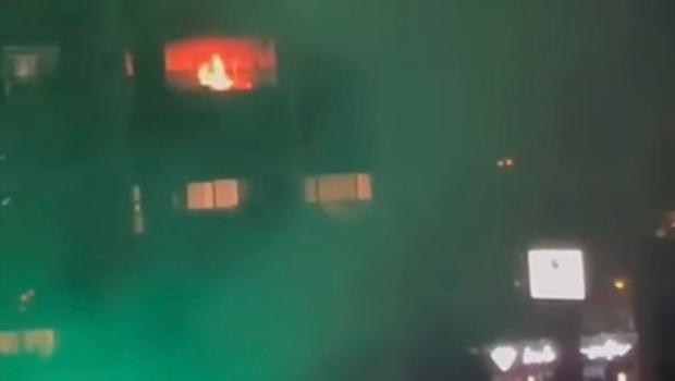 Yılbaşı gecesi kâbusu yaşadılar! Havai fişekler evin balkonuna isabet etti