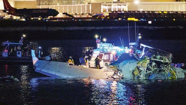 Yolcu uçağı ve askeri helikopter çarpıştı: 67 ölü... Havada dehşet