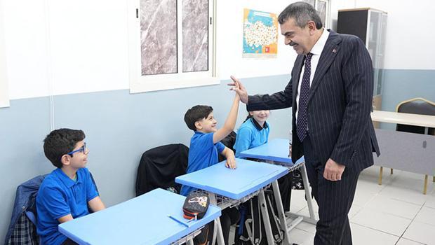 Bakan Tekin, Suudi Arabistan'da Uluslararası Türk Okulunu ziyaret etti