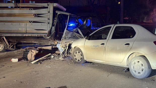 Denizli'de feci kaza: Kamyonet ile otomobilin çarpışması kamerada: 1 ölü, 4 yaralı