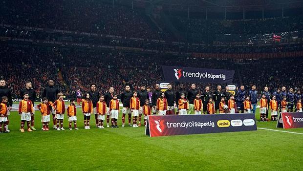 Galatasaray - Fenerbahçe maçı öncesi seremonide görülmemiş olay!