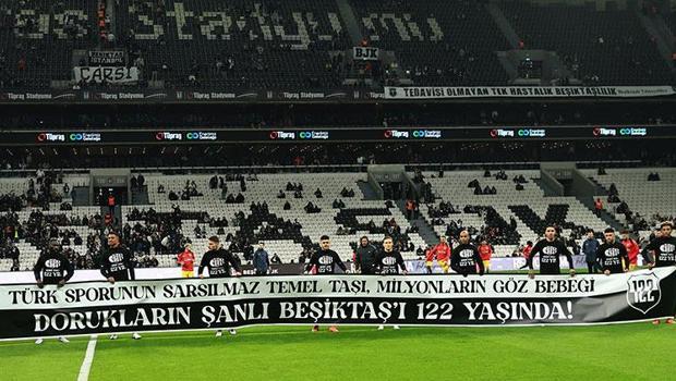 Beşiktaş'ın kuruluşunun 122. yılına özel pankart!