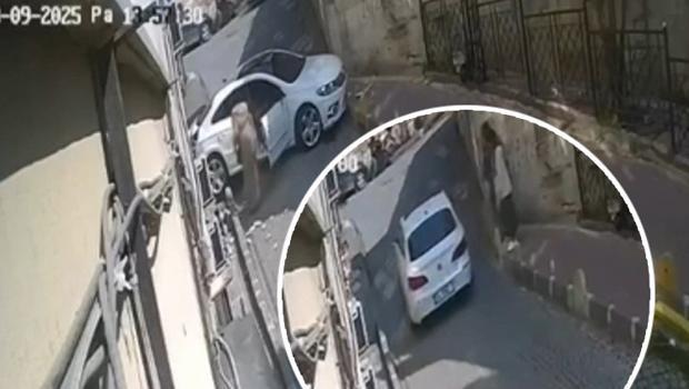 Fatih'te geri vites kazası... Önce yayaya sonra duvara çarptı
