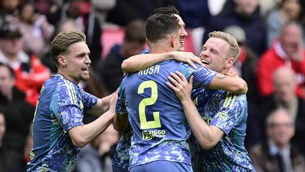 Ajax, PSV'yi deplasmanda devirdi! Farioli şampiyonluğa koşuyor!