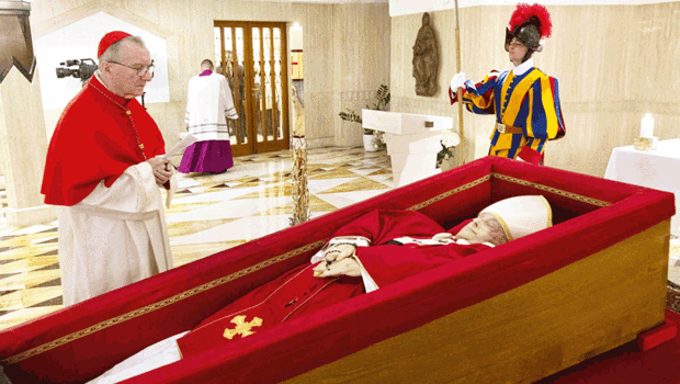 Françesko vasiyetine uygun defnedilecek: Papa’ya sade veda