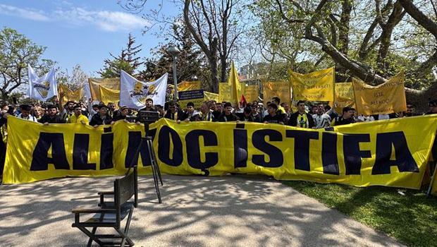 Fenerbahçe taraftarından başkan Ali Koç ve yönetime istifa çağrısı