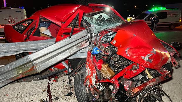 Otomobil bariyerlere çarptı! Feci kazada 2 kişi hayatını kaybetti