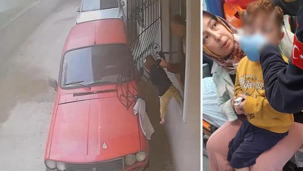 Polisler yangından iki çocuğu kurtardı
