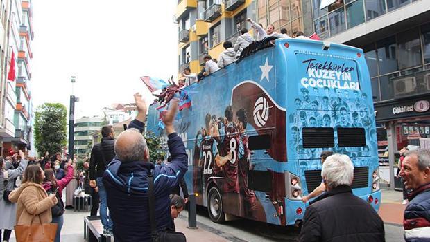 Trabzonspor U19 takımı, Avrupa ikinciliğini taraftarıyla kutladı