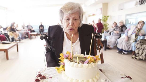 100. yaşında ilk doğum günü kutlaması