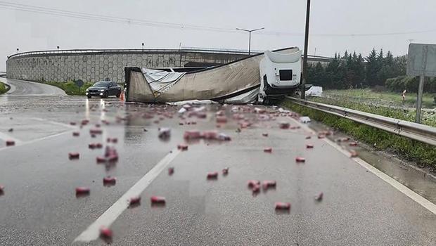 Bursa'da kaza yapan TIR'ın dorsesinde yüklü içki kutuları yola saçıldı