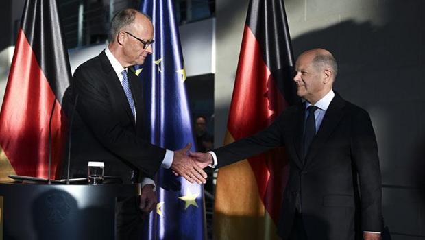 Almanya'da bir dönem sona erdi... Scholz görevini Merz'e devretti