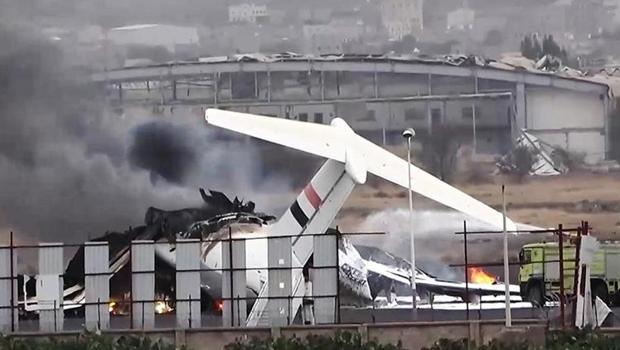 İsrail'in vurduğu Yemen'deki Sana Havalimanı'nda tüm uçuşlar durduruldu